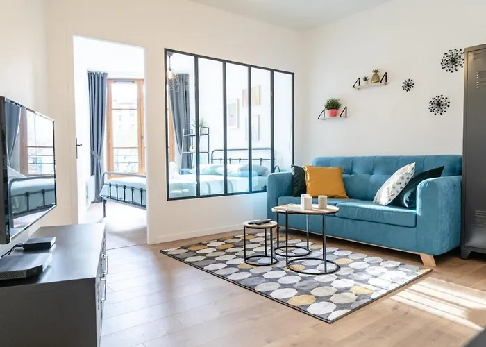 The Tanneurs - Charming 6-Person Apartment - Steps From Valmy Metro