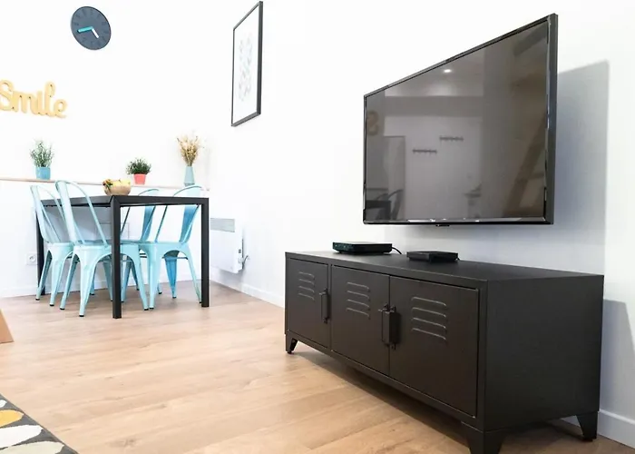 The Tanneurs - Charming 6-Person Apartment - Steps From Valmy Metro